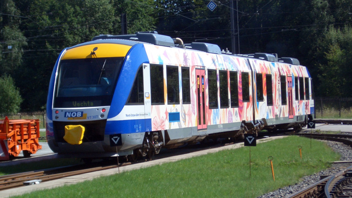 <strong>Nahverkehrszug</strong> der Nord Ostsee Bahn - Im rahmen eines Kindermalwettbewerbes Beklebt.