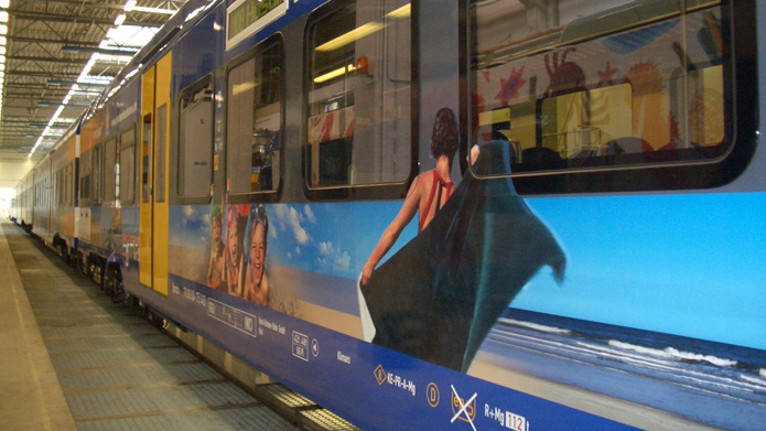 <strong>Personenzug</strong> Der Nord Ostsee Bahn - Werbung für die Ferieninsel Sylt
